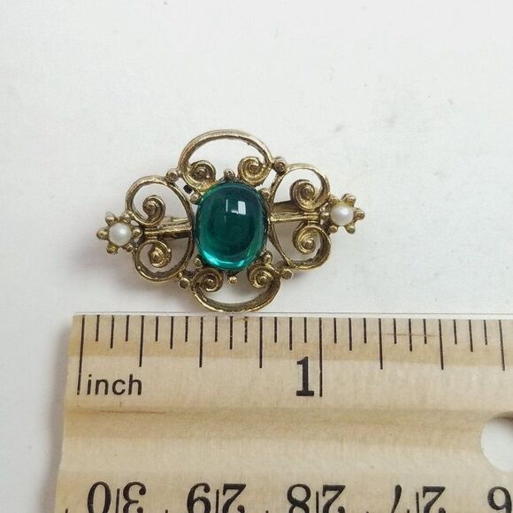 Vintage Green Cabochon and Gold Tone Filigree Brooch, Fancy Lapel Pin, Estate - Picture 3 of 6